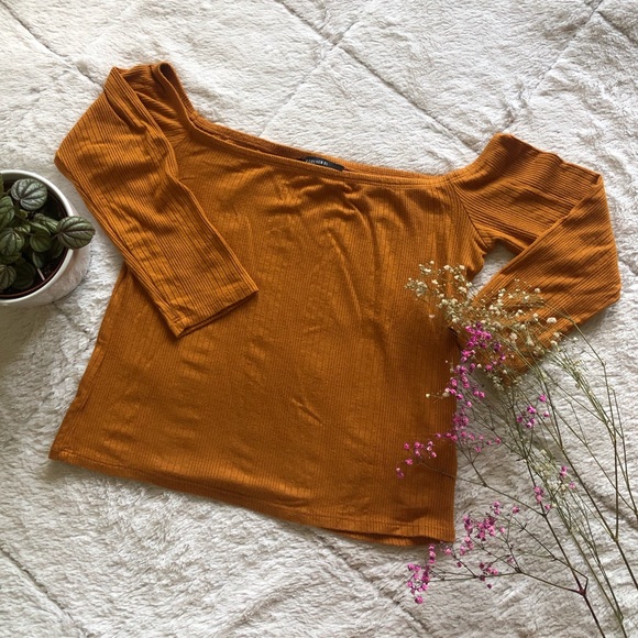 Off-Shoulder top - Picture 2 of 3